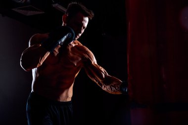 boksör ve kum torbası