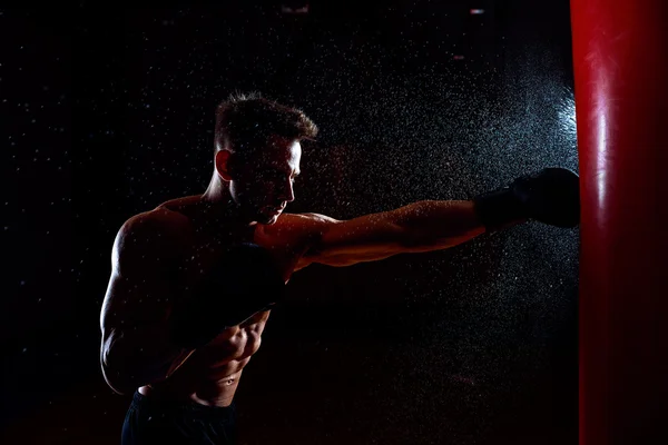 Boxeador y saco de boxeo — Foto de Stock