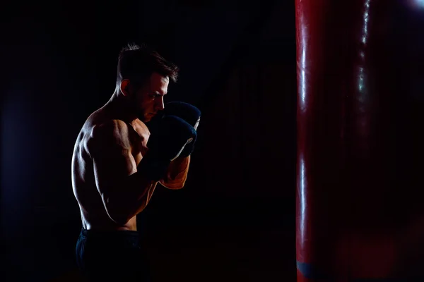 Boxeador y saco de boxeo — Foto de Stock