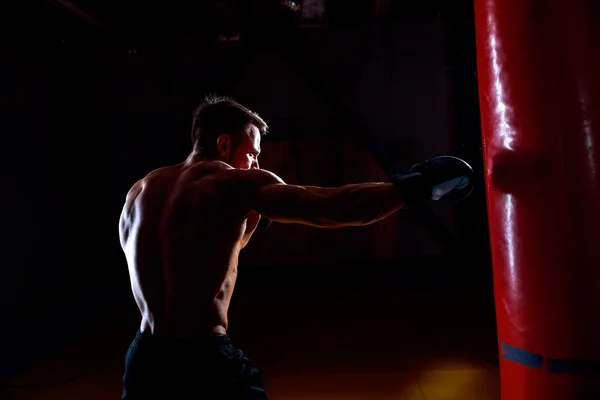 Boxeador y saco de boxeo — Foto de Stock