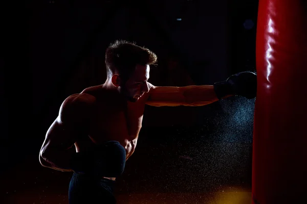 Boxeador y saco de boxeo — Foto de Stock