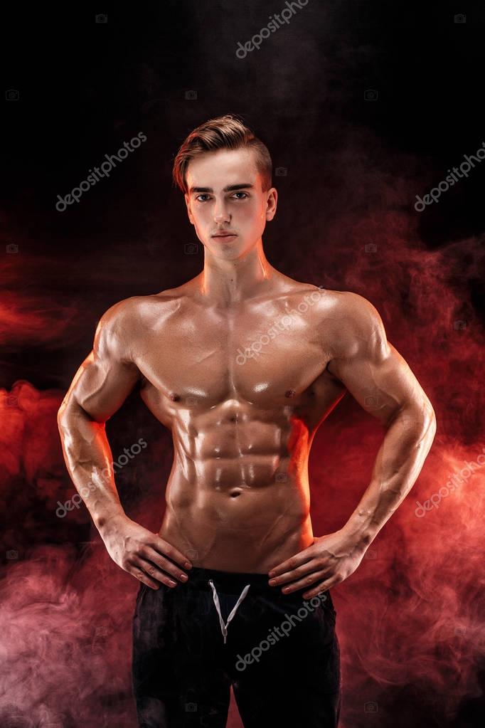 Starker Bodybuilder Mann mit perfektem Bauch, Schultern Starker Bodybuilder Mann mit perfektem Bauch, Schultern