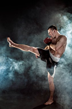 Kas kickbox veya muay Tay savaşçı duman Delme.