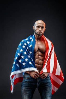 Mükemmel karın kasları, omuzları, pazıları, kasları ve göğsü olan güçlü bir vücut geliştirici.