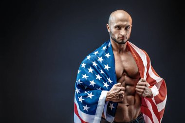 Mükemmel karın kasları, omuzları, pazıları, kasları ve göğsü olan güçlü bir vücut geliştirici.