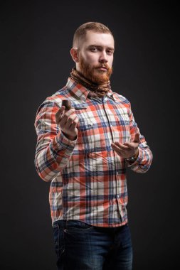 Zarif sakallı adam yasaktır boru tutarak