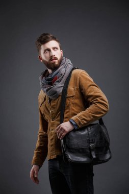 Siyah deri bir çanta şık adam