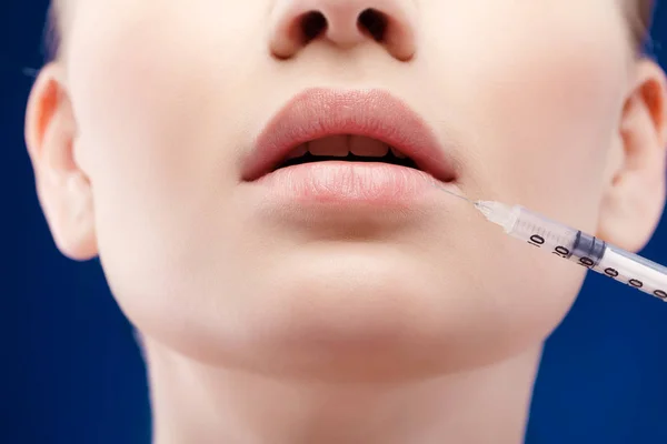 Beauté femme injections de botox. Traitement par injection de collagène hyaluronique HA. Cosmétologie et beauté. Femme dans le salon. clinique de chirurgie plastique . — Photo