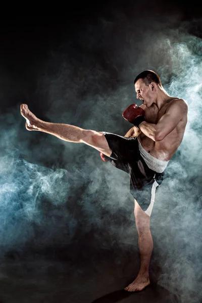 Μυϊκή kickbox ή muay Ταϊλανδός μαχητής punching στον καπνό. — Φωτογραφία Αρχείου