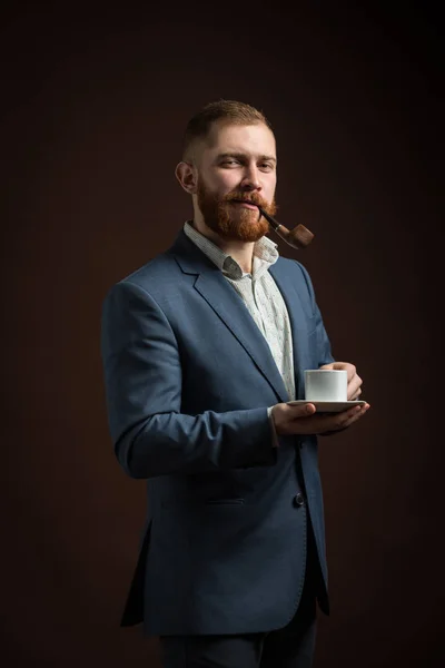Retrato de homem de terno cachimbo de fumar — Fotografia de Stock