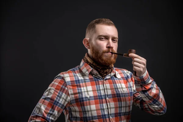 Homem barbudo elegante segurando cachimbo de fumar — Fotografia de Stock