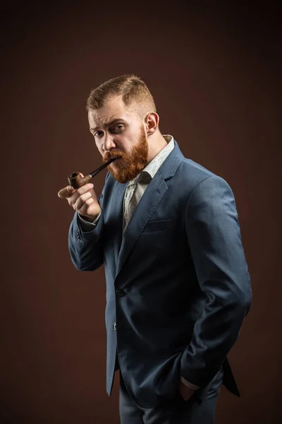 Homem elegante com barba segurando cachimbo de fumar — Fotografia de Stock