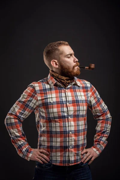 Eleganter bärtiger Mann mit rauchender Pfeife — Stockfoto