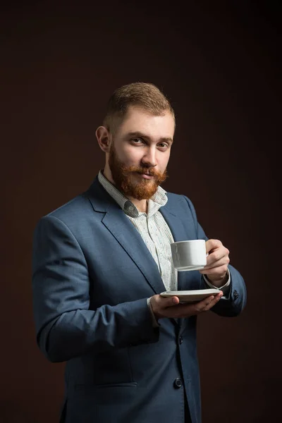 Homem barbudo elegante com xícara de café — Fotografia de Stock