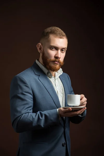 Homem barbudo elegante com xícara de café — Fotografia de Stock