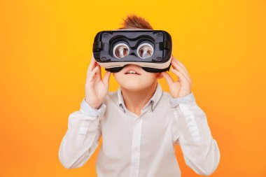 Kamera Vr gözlük sayesinde bakarak çocuğun