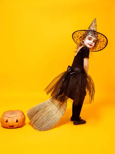 Malá holčička v Halloween čarodějnice kostým — Stock fotografie