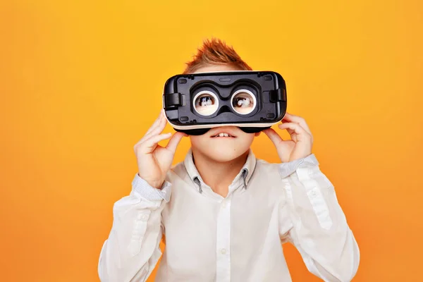 Niño mirando a la cámara a través de gafas VR —  Fotos de Stock