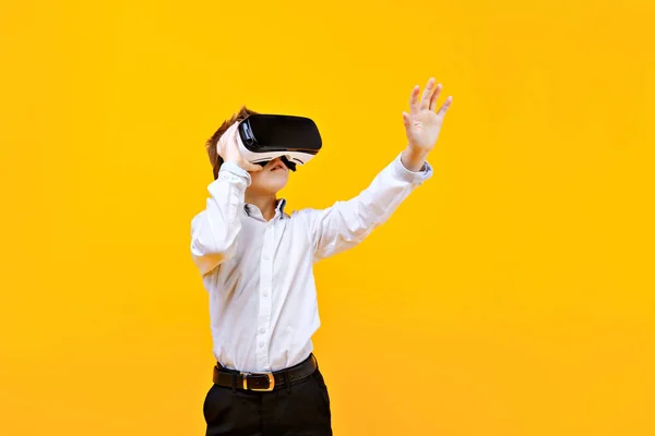 Chico excitado estando en realidad virtual —  Fotos de Stock