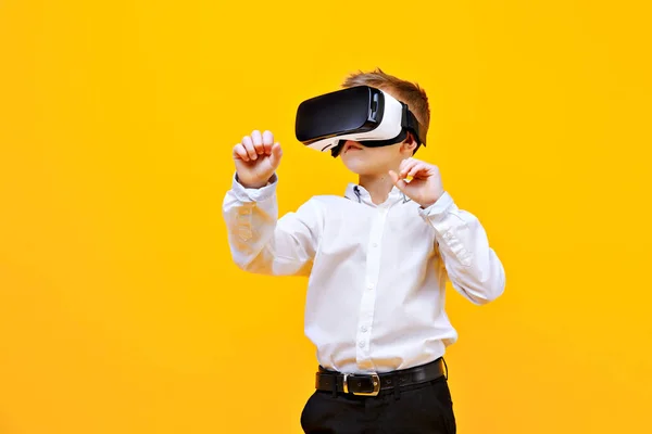 Garoto animado estar em realidade virtual — Fotografia de Stock