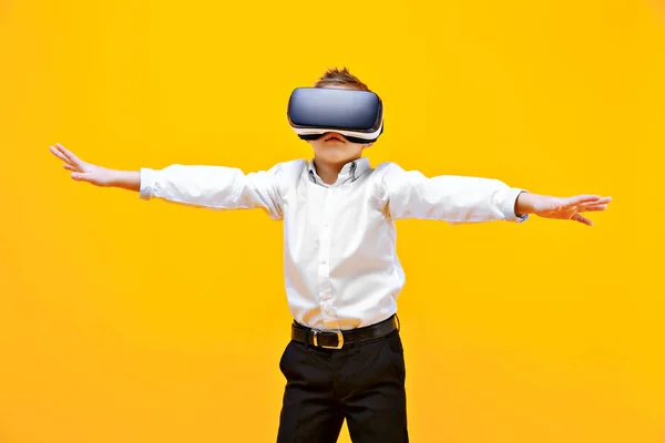 Chico excitado estando en realidad virtual — Foto de Stock