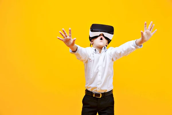 Chico excitado estando en realidad virtual — Foto de Stock
