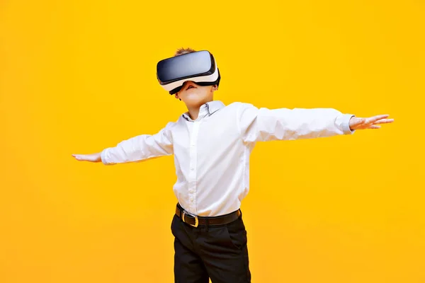 Chico excitado estando en realidad virtual — Foto de Stock