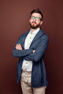 Genç erkek stüdyoda poz veriyor.