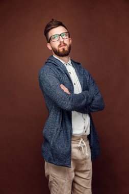 Genç erkek stüdyoda poz veriyor.