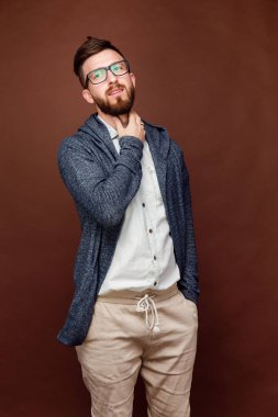 Genç erkek stüdyoda poz veriyor.