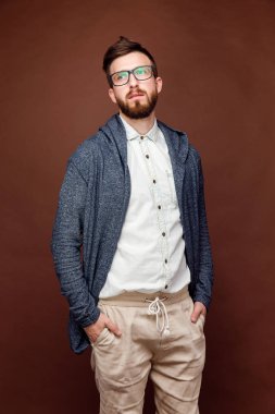 Genç erkek stüdyoda poz veriyor.