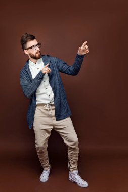 Genç erkek stüdyoda poz veriyor.