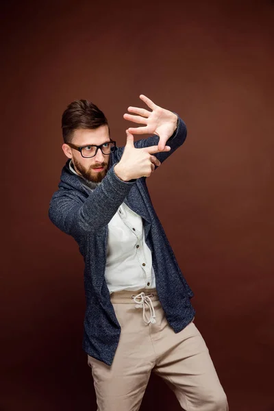 Masculino fazendo câmera gesto no estúdio — Fotografia de Stock