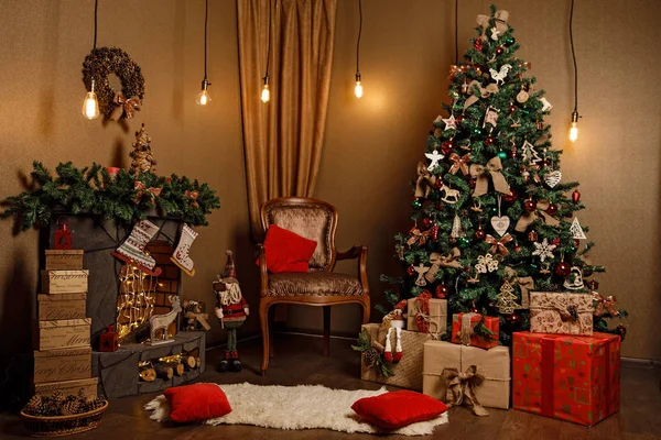 Красиво украшенная рождественская комната — стоковое фото