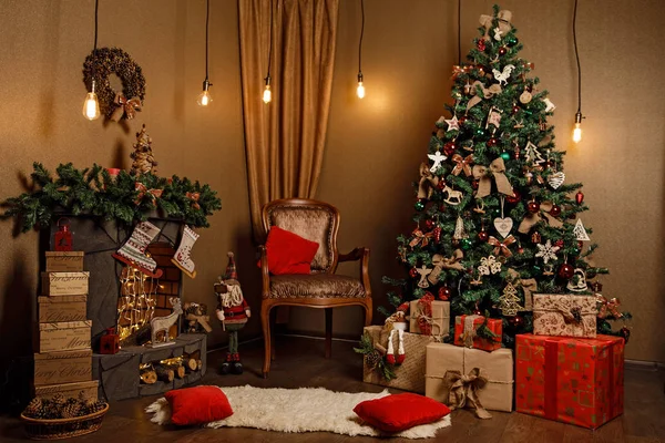 Schöne weihnachtlich dekorierte Zimmer — Stockfoto