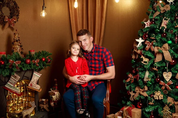 Enfant avec papa près de l'arbre de Noël — Photo