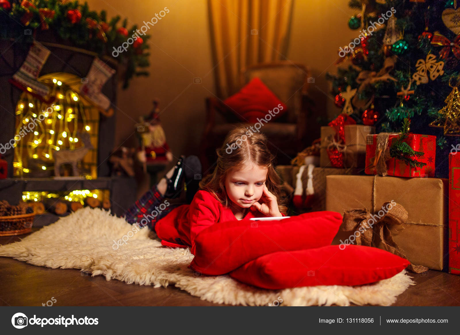 Chica feliz vestida con un vestido rojo cerca del árbol de las