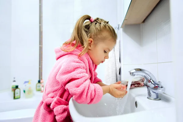 Klein meisje wassen van de handen. — Stockfoto