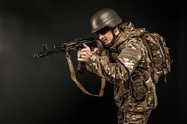 Vojenské muž v jednotné míření zbraní — Stock fotografie