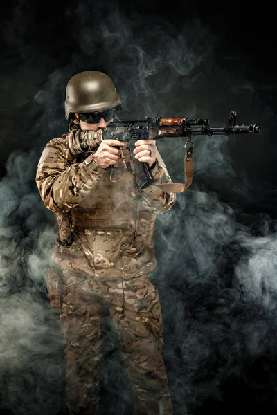 Voják míření v kouři — Stock fotografie
