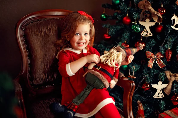 Śmiejąc się mała dziewczynka z Santa dekoracyjne — Zdjęcie stockowe