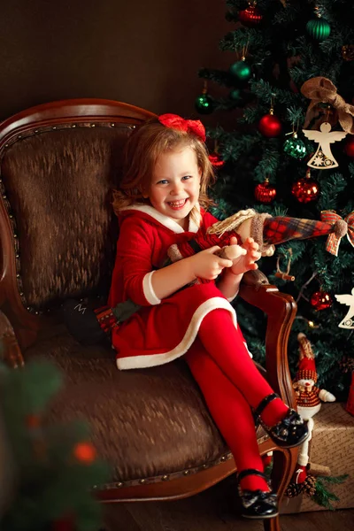 Śmiejąc się mała dziewczynka z Santa dekoracyjne — Zdjęcie stockowe