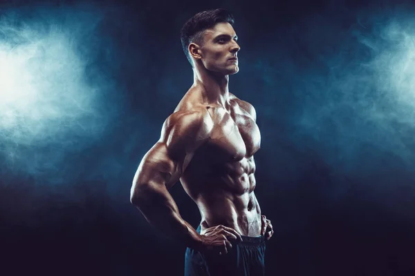 Forte bodybuilder uomo con addominali perfetti, spalle, bicipiti, tricipiti, petto. — Foto Stock