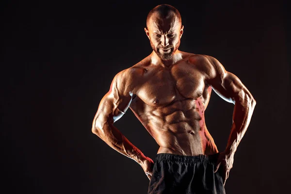 Forte bodybuilder uomo con addominali perfetti, spalle, bicipiti, tricipiti, petto — Foto Stock