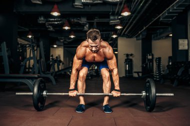 Spor salonunda Deadlift egzersiz yaparak gömleksiz delikanlı. motivasyon.