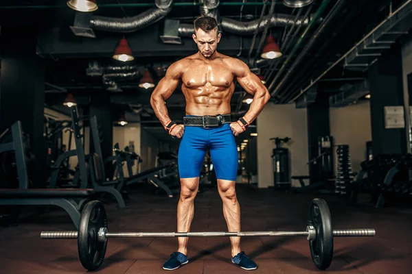 Starker Bodybuilder bereitet sich im Fitnessstudio auf Kreuzheben der Langhantel vor, — Stockfoto