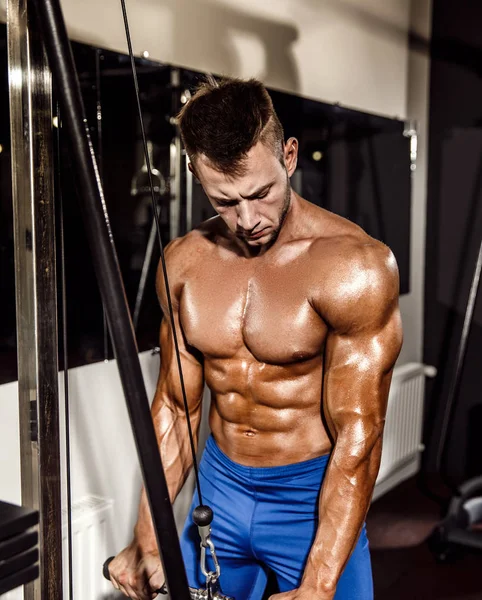 Jeune bodybuilder faisant l'exercice lourd de poids pour des triceps — Photo