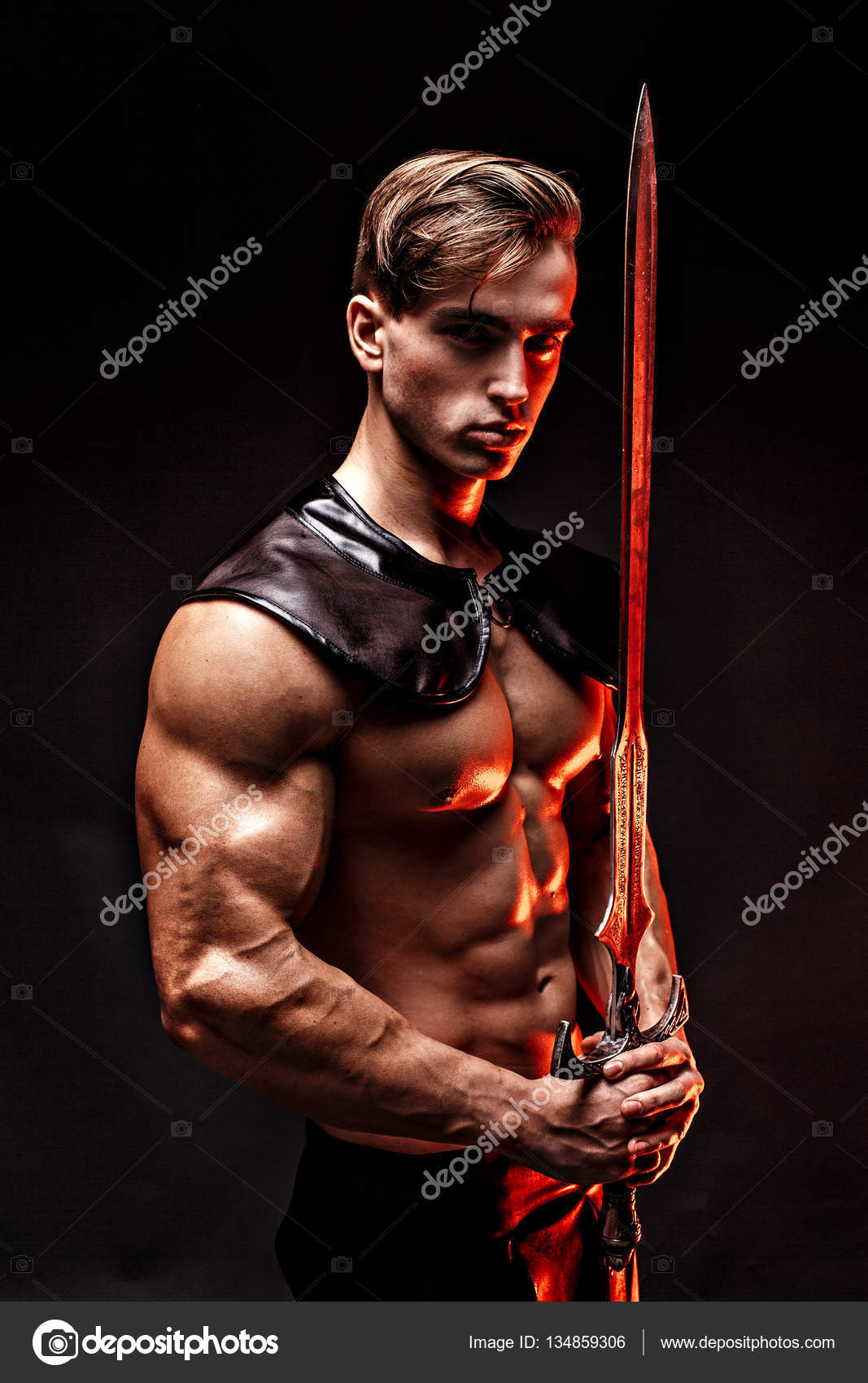 Porträt eines sexy muskulösen Mannes mit Schwert und Blick in die Kamera .  - Stockfotografie: lizenzfreie Fotos © zamuruev 134859306 | Depositphotos