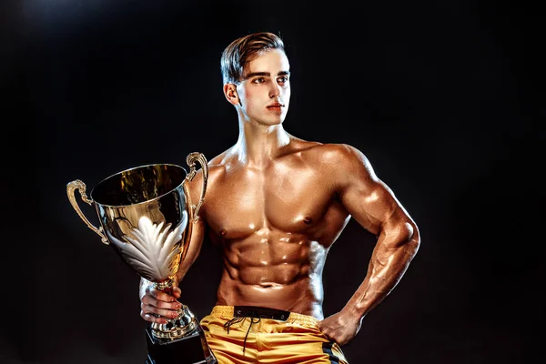 Bodybuilding mästare med kopp. — Stockfoto