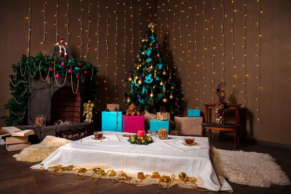 クリスマスルームインテリアデザイン、照明で飾られたクリスマスツリープレゼントおもちゃ、キャンドル、ガーランド照明屋内 — ストック写真